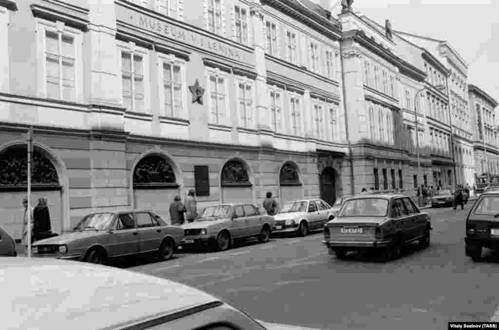 Фотографія 1988 року екстер&#39;єру музею Володимиру Леніну, що колись працював у центрі Праги