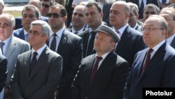 Президент Армении Серж Саргсян участвует в церемонии открытия нового медиционского центра в Гюмри, 4 сентября 2012 г.