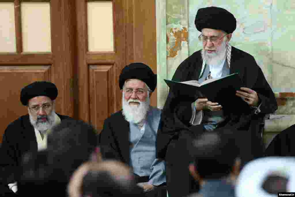 او پیشتر، در ۱۵ اسفند ۱۳۹۴ به‌همراه علی خامنه‌ای و احمد علم‌الهدی، پدر همسرش و از روحانیون بانفوذ مشهد، در مراسم خاکسپاری عباس واعظ طبسی حضور یافته بود، و از همین جا زمزمه‌هایی در مورد بخت او برای جانشینی رهبر جمهوری اسلامی شنیده شد.