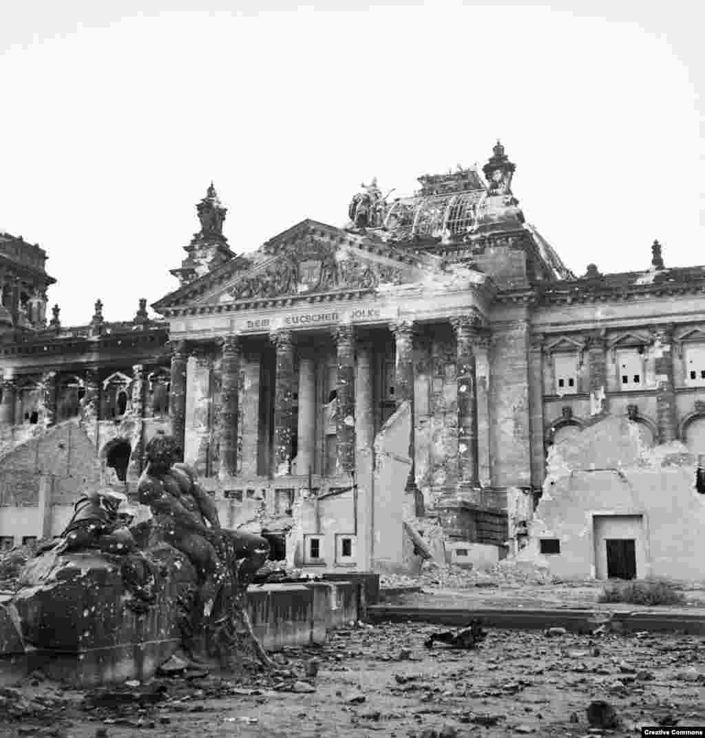 Clădirea Reichstagului a fost distrusă după Cel de-al Doilea Război Mondial. O treime din clădirile din Berlin au rămas distruse după război, generând 75 de milioane de de metri cubi de moloz în oraș. Mai mult de jumătate din districtul Mitte, din centrul orașului, a fost distrus.