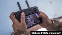 Украинский военнослужащий смотрит на экран управления беспилотником, иллюстративное фото