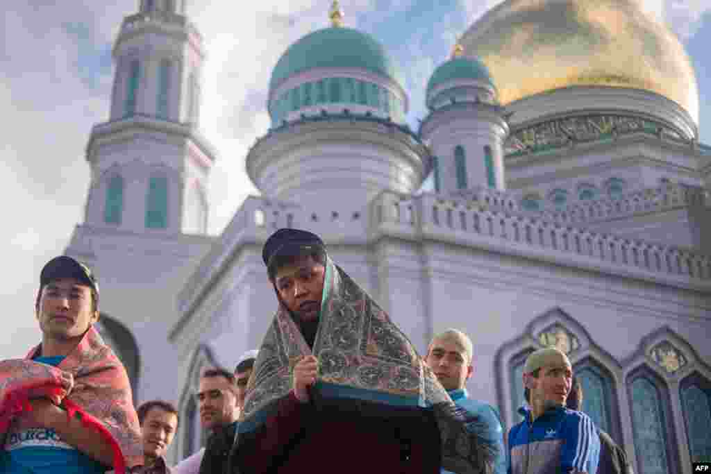 Традиционно в последний день Рамазана празднуется Ораза-байрам, единственный день за весь месяц, когда можно не поститься На фото – мусульмане во время молитвы на Оразу-байрам в Москве. 5 июля 2016