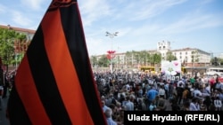 Сьцяг у выглядзе георгіеўскай стужкі падчас шэсьця «Несьмяротнага палку» у Менску, 9 траўня 2018 году