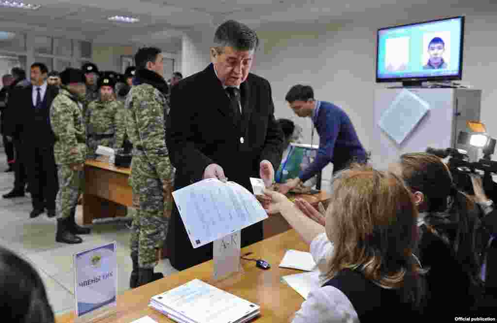 Премьер-минис Сооронбай Жээнбеков добуш берүүдө. 