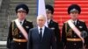 Vladimir Putin stă în fața unor membri ai unităților militare rusești, ai Gărzii Naționale și ai serviciilor de securitate în timpul discursului de omagiere a forțelor armate care au menținut ordinea în timpul revoltei Wagner, în Piața Catedralei de la Kremlin, 27 iunie 2023.