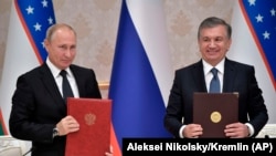 Президент России Владимир Путин и президент Узбекистана Шавкат Мирзияев. 