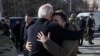 Președintele SUA, Joe Biden, și președintele Ucrainei, Volodimir Zelenski, se îmbrățișează după vizita la Zidul Amintirilor, unde au adus un omagiu soldaților ucraineni uciși în război. Kiev, Ucraina, 20 februarie 2023.