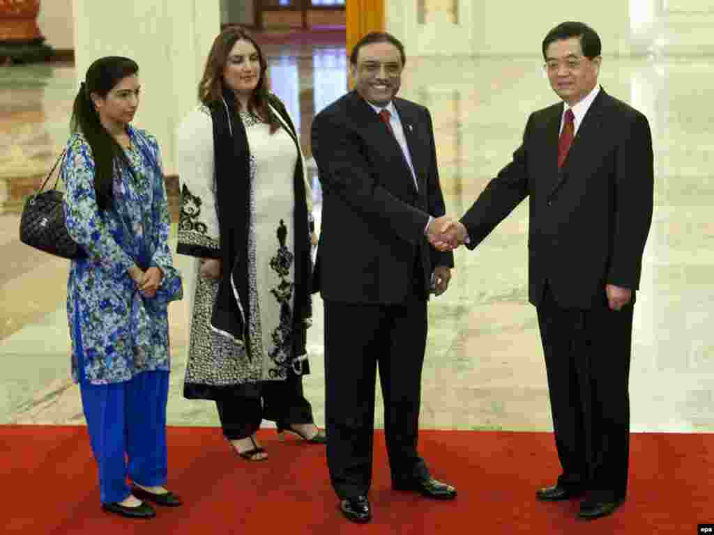 Pakistan: Prezident Asif Ali Zardari (sağdan ikinci) qızları ilə birlikdə Pekində səfərdə olarkən. 
