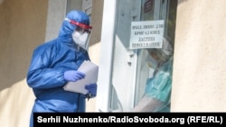 В службі оцінюють середньозважені витрати на одного пацієнта від 500 гривень на день (якщо перебіг хвороби легкий) до понад 5 тисяч (в умовах інтенсивної терапії)