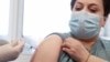 Украин аял индиялык "Covishield" вакцинасы менен эмделүүдө. Бул вакцина Оксфорд университети менен AstraZeneca компаниясы биргелешип өндүргөн вакцинага негизделген. Киев шаары. 2021-жылдын 5-марты.