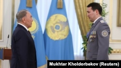 Нурсултан Назарбаев жана Самат Абиш. 2014-жыл.