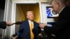 Президент США Дональд Трамп общается с журналистами во время полета из Палм-Бич в Майами на борту Air Force One. 12 апреля 2025 года.