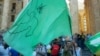 Инцидентов на сегодняшней акции не было, несмотря на то что митинг охраняли всего несколько экипажей полиции, а сами правоохранители лениво прогуливались среди толпы