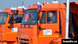 Володимир Путін за кермом «Камазу» перед відкриттям Керченського моста