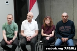 Prizonieri politici eliberați, într-o conferință de presă. De la stânga la dreapta: Chiril Balahonov, Serghei Sheleg, Natalia Dulina, Igor Karnei