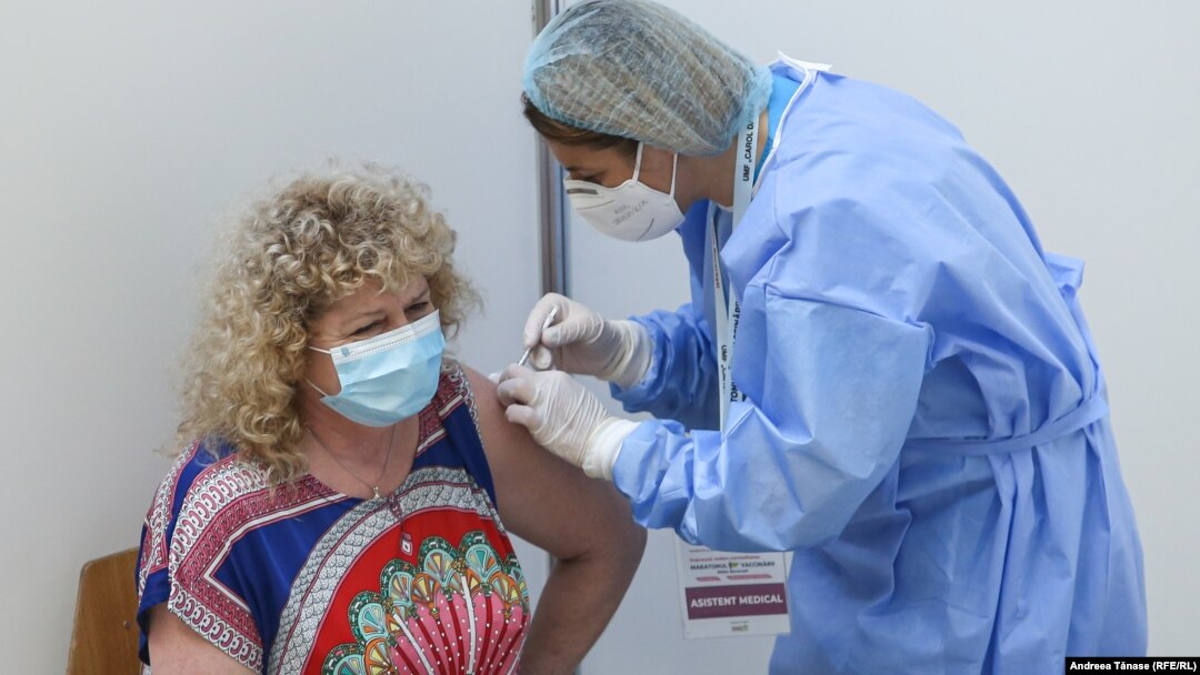 Pentru a putea beneficia de a treia doză de vaccin trebuie să fi trecut minimum șase luni de la primirea celei de-a doua.