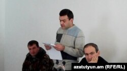 Никол Пашинян (справа) на судебном заседании (архивное фото)