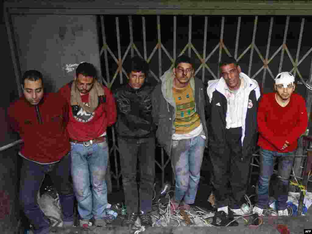 Müxalifətçilərin əlinə keçən Mübarək tərəfdarları, 3 fevral 2011 - AFP PHOT0/MOHAMMED ABED