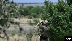 Soldat ucrainean dintr-o unitate antiaeriană supraveghează posibile apariții ale dronelor rusești în regiunea Donețk. 11 iunie, 2024.