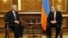 Премьер-министр Армении Никол Пашинян (справа) и генсек ОДКБ Станислав Зась, Ереван, 2 февраля 2020 г.