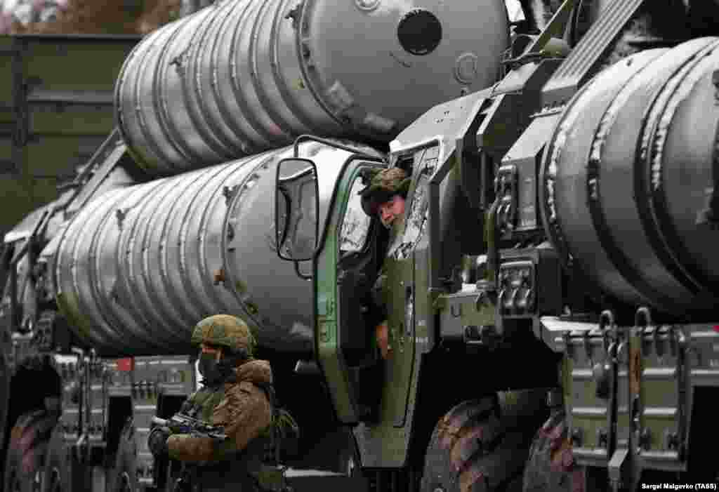 Російська ракетна система &laquo;земля-повітря&raquo; С-400 під час розгортання біля міста Джанкой (12 кілометрів від адміністративного кордону між материковою частиною України і українським Кримом, який окупувала Росія), 29 листопада 2018 року