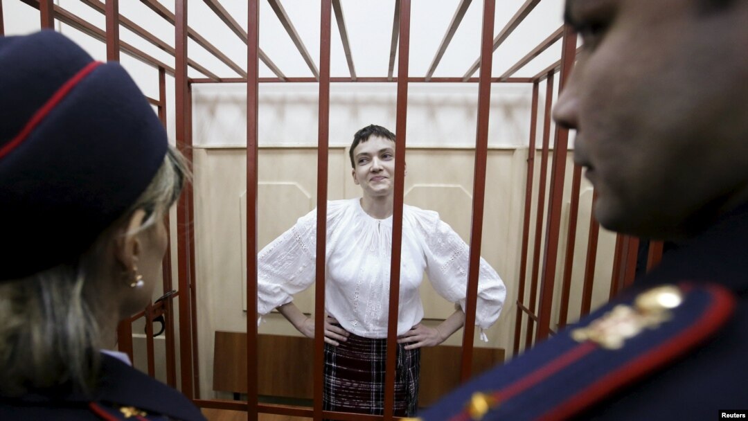 Надія Савченко під час засідання Басманного суду. Москва, 17 квітня 2015 року