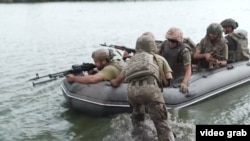 Морські піхотинці на річці Дніпро поблизу Кринок