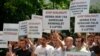 U vreme sastanka Kupera i Thacija, pred zgradom Vlade Kosova protestovali su aktivisti pokreta "Samoopredeljenje", Priština, 21. juni 2012.