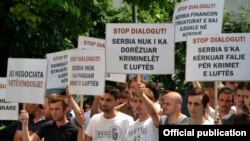 U vreme sastanka Kupera i Thacija, pred zgradom Vlade Kosova protestovali su aktivisti pokreta "Samoopredeljenje", Priština, 21. juni 2012.