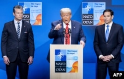 Президент США Дональд Трамп у супроводі міністра оборони США Піта Геґсета та державного секретаря США Марко Рубіо дає пресконференцію під час саміту НАТО. Нідерланди, Гаага, 25 червня 2025 року
