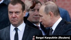 Колишній президент Росії, секретар російської Ради безпеки Дмитро Медведєв (л) та російський лідер Володимир Путін, архівне фото