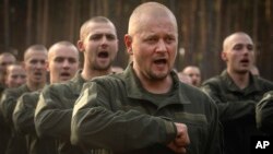 На архівній світлині українські військові, які пройшли вишкіл на військовій базі поблизу Києва