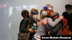 Tot mai mulți americani se vor afla în situația de a alege între refuzul vaccinării și locul de muncă. 