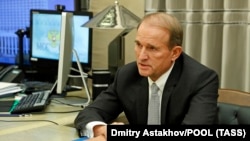 «Питання слідчих стосувалися, в тому числі, і фактів, які фігурують у так званих «плівках Медведчука-Суркова», які раніше були оприлюднені у ЗМІ», – повідомили Радіо Свобода у пресслужбі СБУ