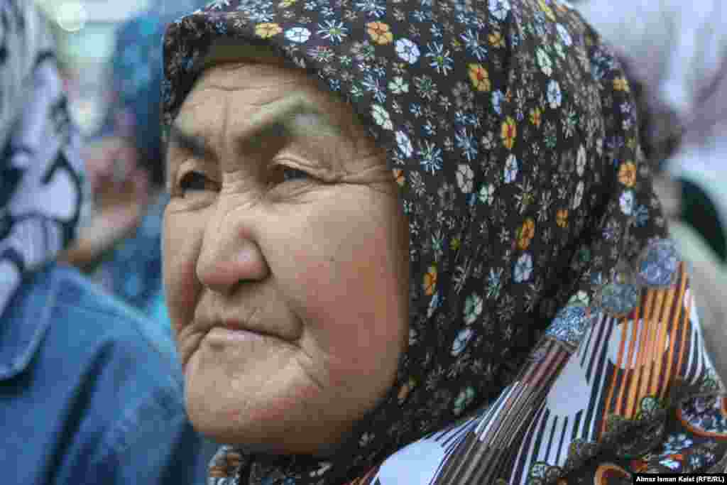 Основная масса митингующих были женщины среднего возраста.