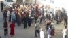Türkmenistanyň döwlet dükanlarynyň biriniň öňünde un satyn almak üçin garaşýan adamlar. Arhiwden alnan surat