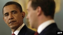 Prezidentler Barak Obama (çepde) we Dmitriý Medwedew 6-njy iýulda Kremlde. 