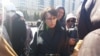Заместитель акима Актюбинской области Сара Нуркатова беседует с участниками акции ипотечников. Астана, 14 апреля 2015 года.