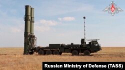 Зенитный ракетный комплекс С-500 на военных учениях в Астраханской области России