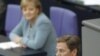 Germaniýanyň kansleri Angela Merkel (çepde) we daşary işler ministri Gido Westerwelle