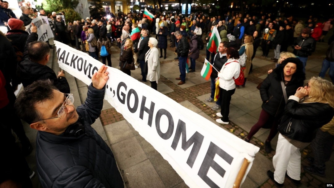Protestatarii purtau un banner cu inscripția „Malkovich, du-te acasă”.
