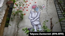 În aprilie 2020, când a fost făcută această fotografie cu un graffiti din orașul Brest din Belarus, regimul era în plină campanie de negare a existenței virusului.
