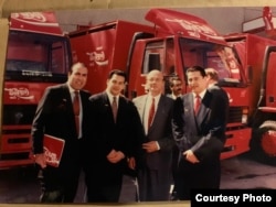 Mansur(chapdan ikkinchi) va Farid (o‘ngdan birinchi) Maqsudiy Toshkentda Coca-Cola zavodining ochilish marosimida. 1994 - yil.