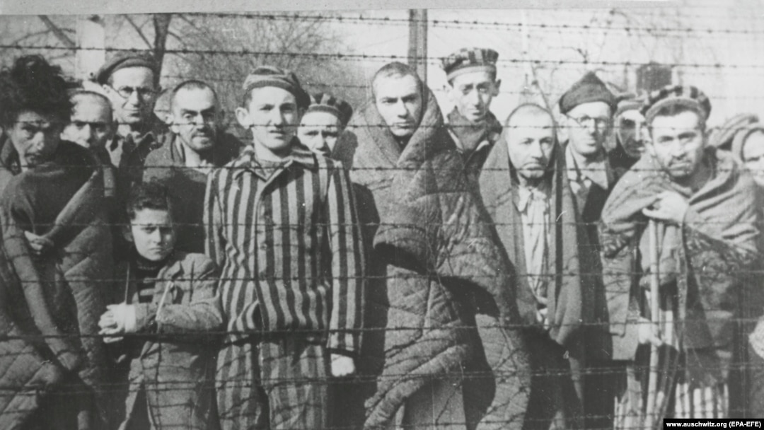 Fotografie cu prizonieri din Lagărul de concentrare Auschwitz-Birkenau, din regiunea Oświęcim, sudul Poloniei, după eliberarea din 27 ianuarie 1945.