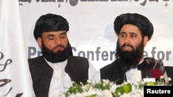 طالبان در قطر دفتر نمایندگی گشود و به این شکل راه رسمی گفت‌وگو با این گروه هموار شد (در تصویر سمت راست: محمد نعیم، سخنگوی طالبان در نشست خبری این گروه در دوحه)