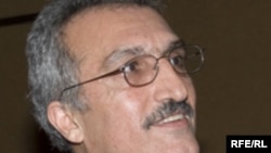 دکتر ميلانی می گويد اميدوار است کتابش تا پايان سال جاری خورشيدی منتشر شود.