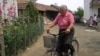Рајна Милковиќ на нејзиниот велосипед 