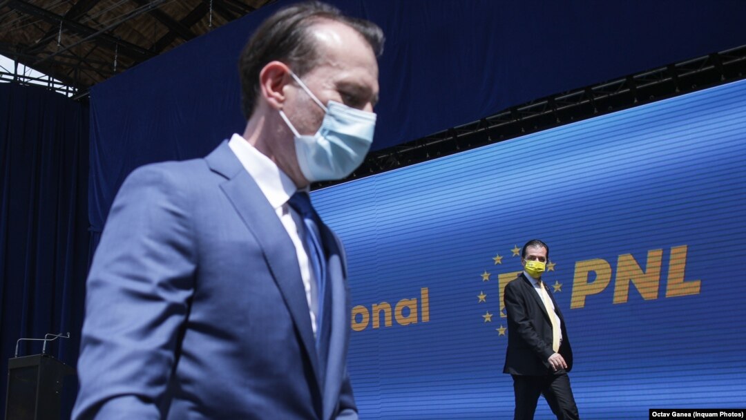 Premierul Cîțu conduce ședințe de Guvern fără miniștrii din USR PLUS și ședințe de partid fără premierul Orban. Imagine generică cu Florin Cîțu (stânga) și Ludovic Orban (dreapta), 2021.