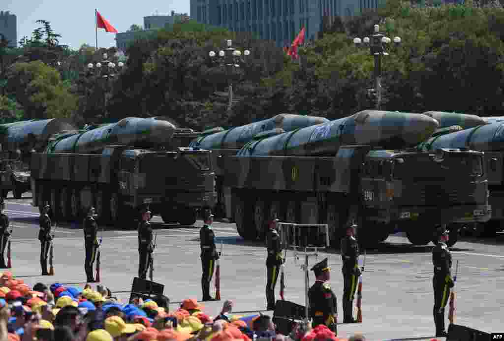 Китайские баллистические ракеты DF-26 на военном параде в Пекине