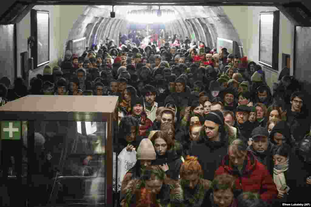 Украина, Киев. 20-декабрь, 2024-жыл.&nbsp;Аба чабуулу тууралуу эскертүүдөн кийин метро станцияда башкалкалаган жарандар.&nbsp;